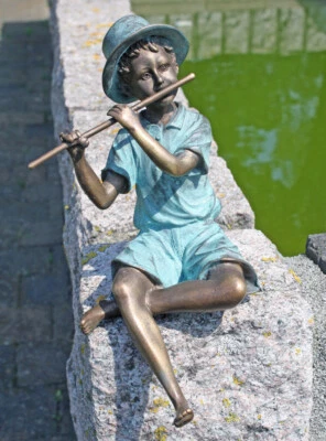 Escultura de bronce niño con flauta travesera figura decorativa decoración de jardín de bronce