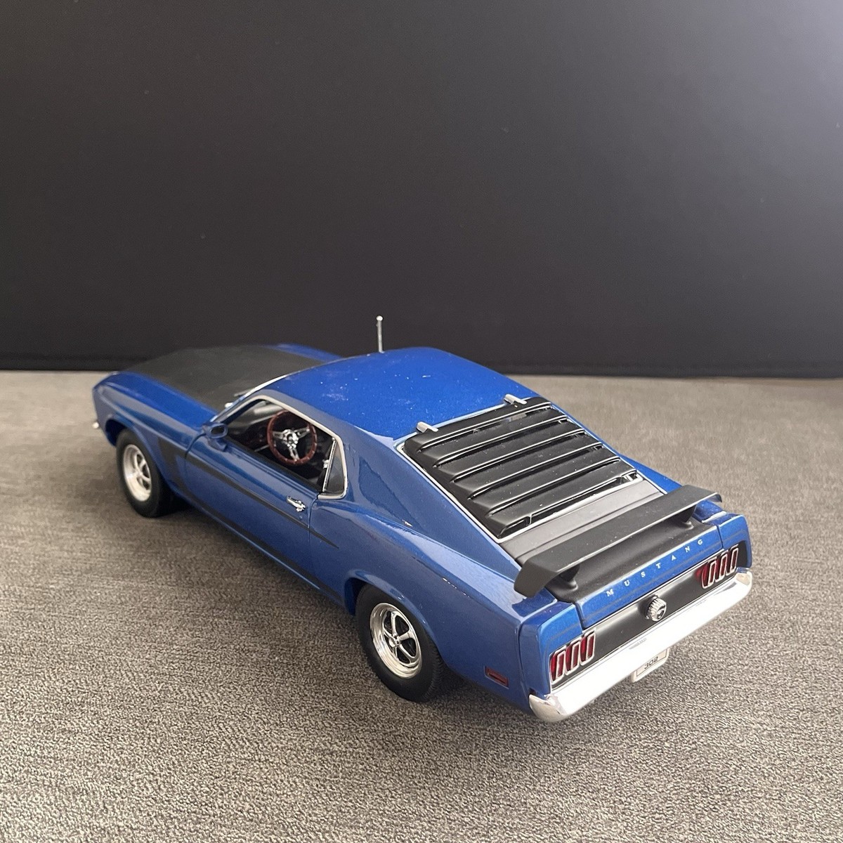 Welly 1969 Ford Mustang Boss 302 - 1:18 Scale Blue Metallic w