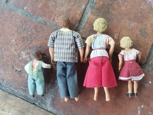 Vintage Dollhouse Poupée Miniature Famille Père Mère Fille Fils Caco? - Photo 2/8
