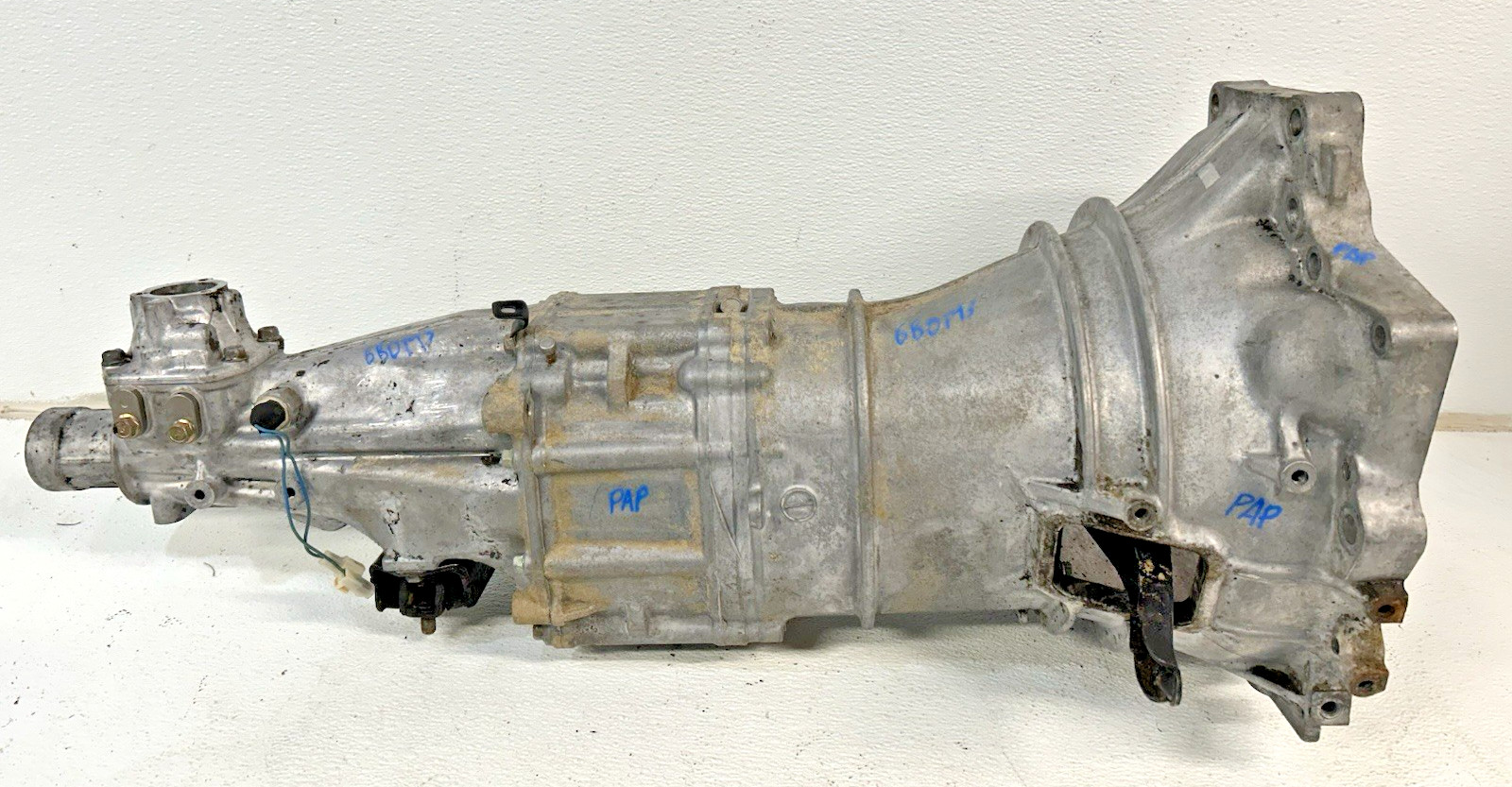 1986-1987 Mazda B2000 5 speed manual transmission B-2000 B 2000 173,089 OEM RWD