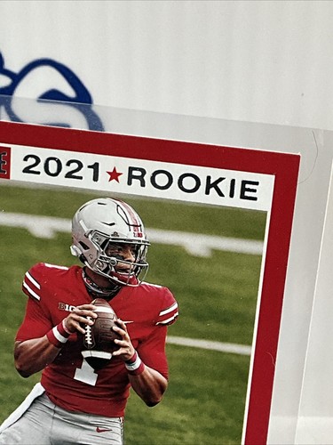 2021 Panini Chronicles Draft Picks #59 Justin Fields ac1 - Picture 2 of 4