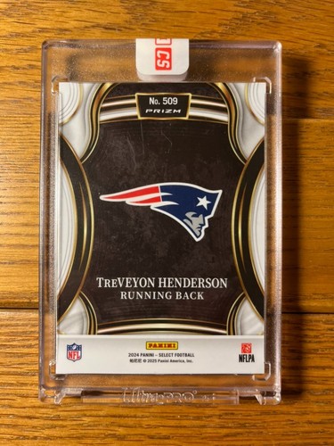 Panini Select Treveyon Henderson Silver XRC 2024 SELLADO DE FÁBRICA RC Patriots - Imagen 2 de 2
