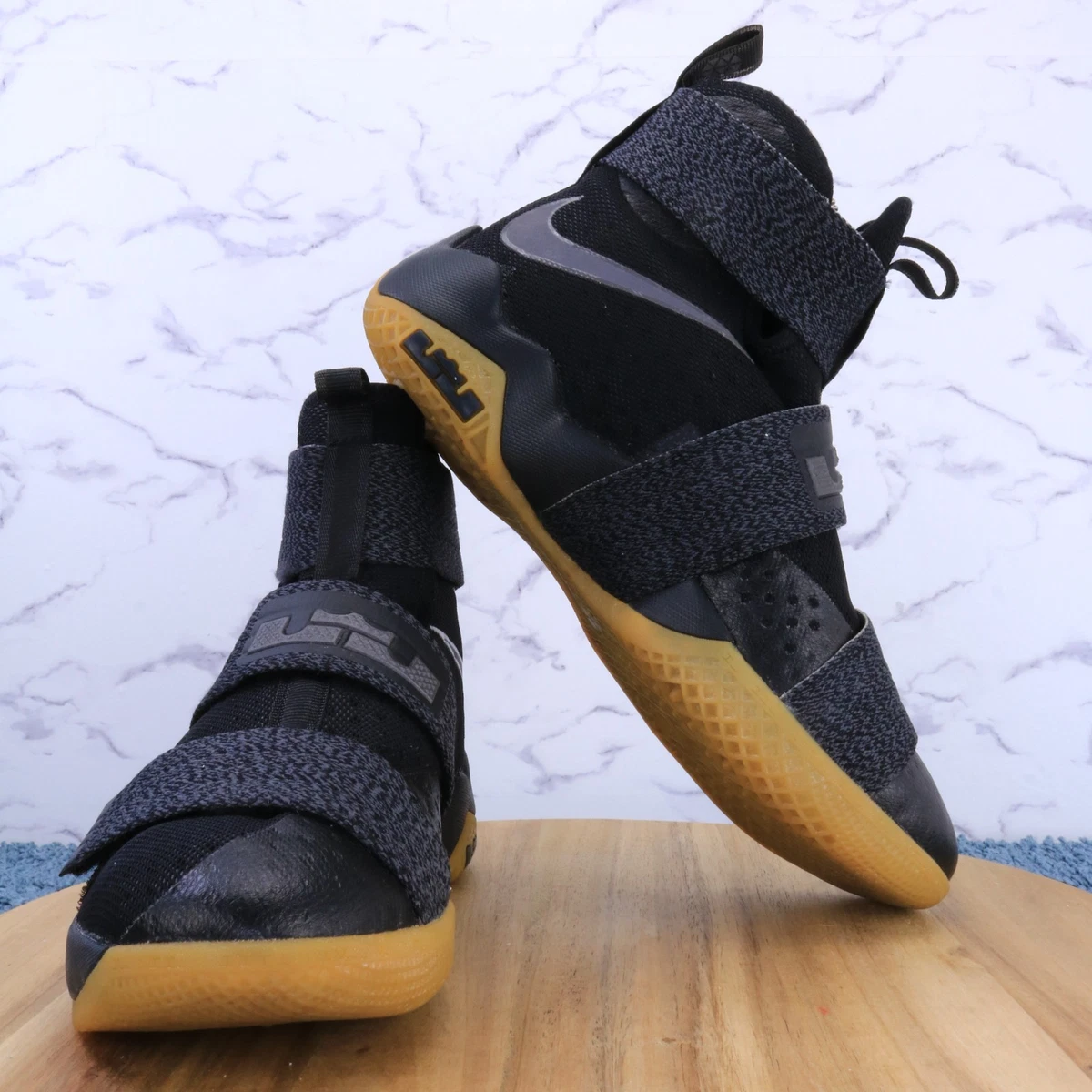 LeBron Soldier 10 SFG \'Black Gum\'
9.5/10 condition 
Size 10 men’s Nike LeBron Soldier 10 Sneakers | Flight Club main image 3