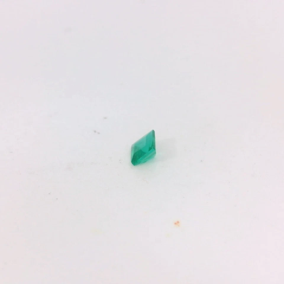Изумруд лабораторной огранки принцессы россыпью 0,13 карата 3 x 3 мм - Изображение 2 из 4
