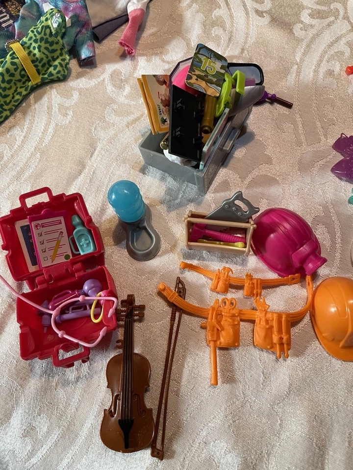 Barbie & Friends 400+ Piezas Accesorios Ropa Comida Zapatos Perchas Mascotas y Más Foto 3 de 4