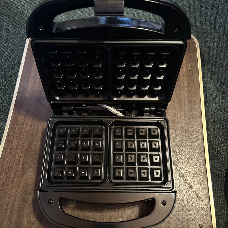 White Westinghouse Deep Non Stick Coating Square Belgian Waffle Maker #WWM2000 - Image 2 of 4