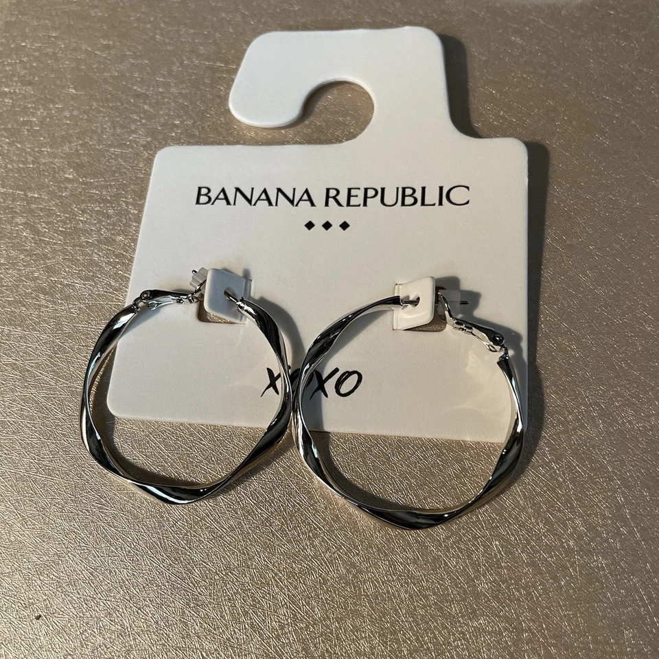 Pulsera Banana Republic y pendientes de aro retorcidos Foto 2 de 4