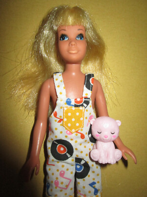 B946) RARE ALTE VINTAGE BARBIE SKIPPER MATTEL KOREA ALTER OVERALL+SCHUHE+BÄRCHEN