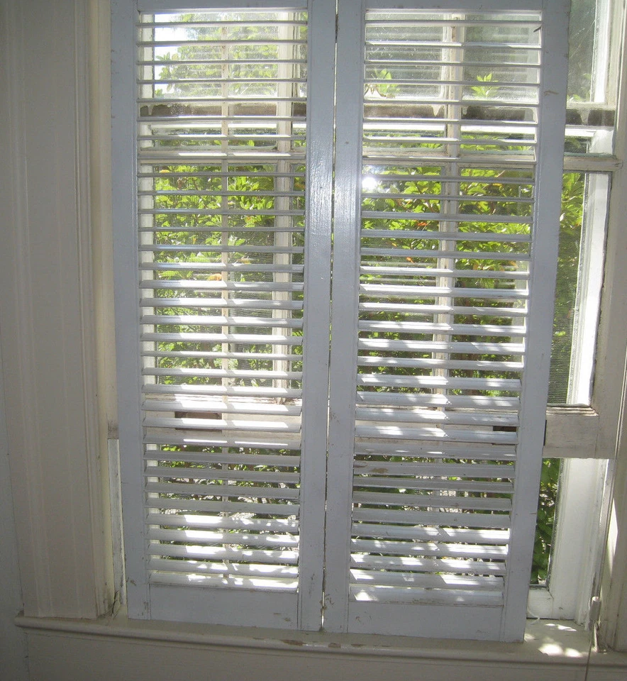  Juego de persianas de madera persiana blanca gris plegable estilo plantación varilla inclinable Hgt 39 Foto 2 de 4