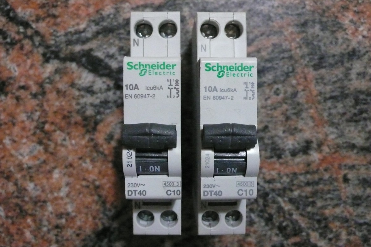 Lot De 2 Disjoncteurs 1P+N 10A Courbe C Schneider Prodis DT40 - Occasion