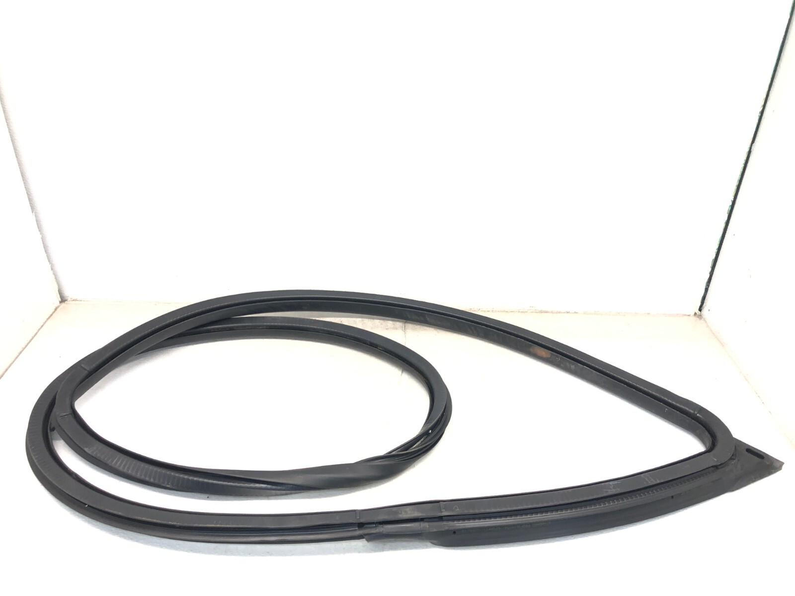 2017-2022 MASERATI LEVANTE RIGHT PASSENGER FRONT DOOR WEATHERSTRIP SEAL OEM