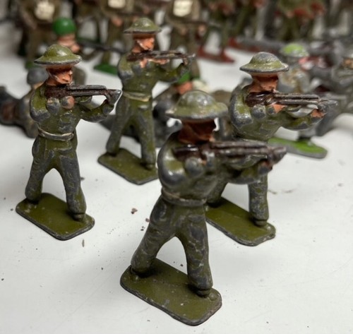 BRITAINS,BENBROS? HUGE LOT WWII ENGLISH ARMY MAINLY 50's 60s VTG LEAD SOLDIERS - Picture 3 of 10