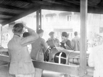 Oliver Bertram stands next to the Barnato-Hassan Special 1937 Racing Old Photo