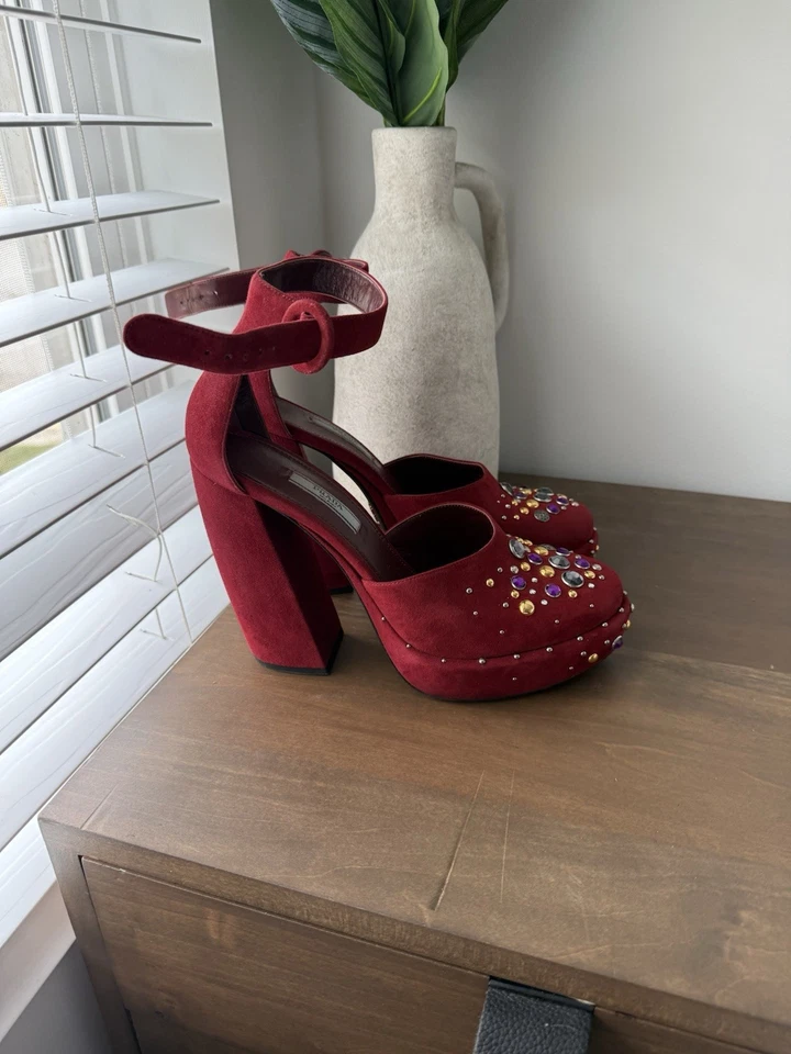 Tacones de salón Prada de gamuza borgoña adornados con joyas plataforma D’orsay EU 41 Foto 2 de 4