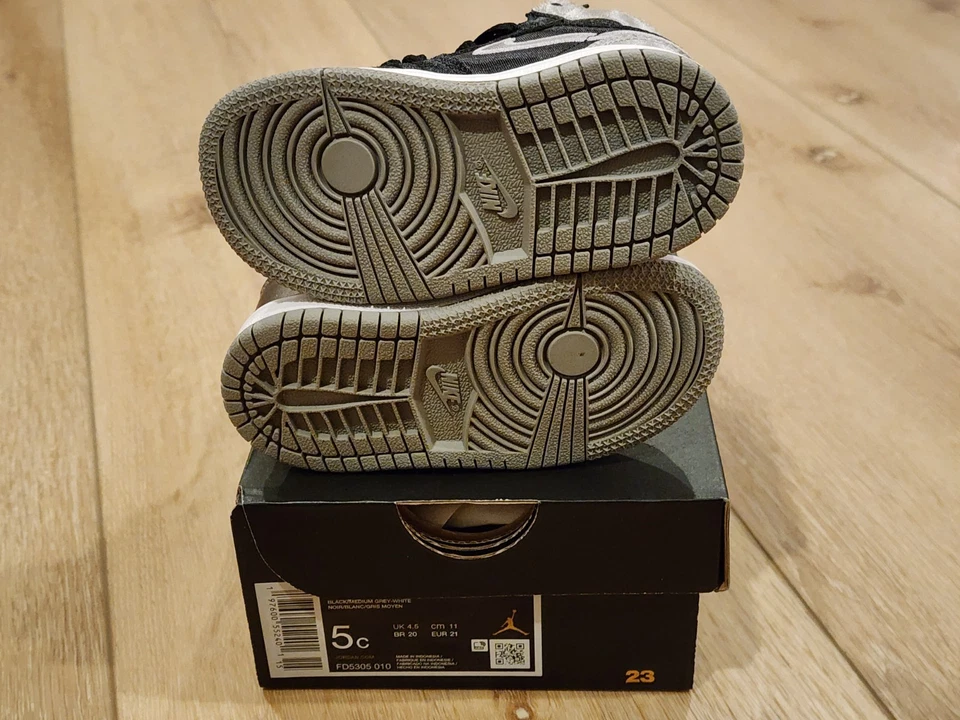 Jordan 1 Retro Alto OG (TD) En Negro/Gris Medio/Blanco - NUEVO CON CAJA TALLA 5C Foto 4 de 4