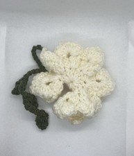 Handmade crochet white flower keychain.