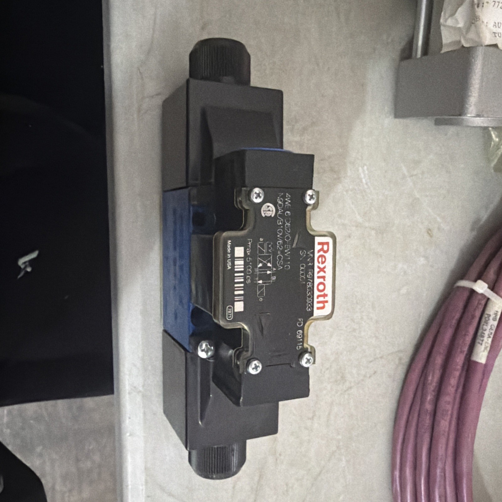 Bosch Rexroth Proportional Directional Value Model 4WRE 6 W32-12/24 K4/M NEW!!