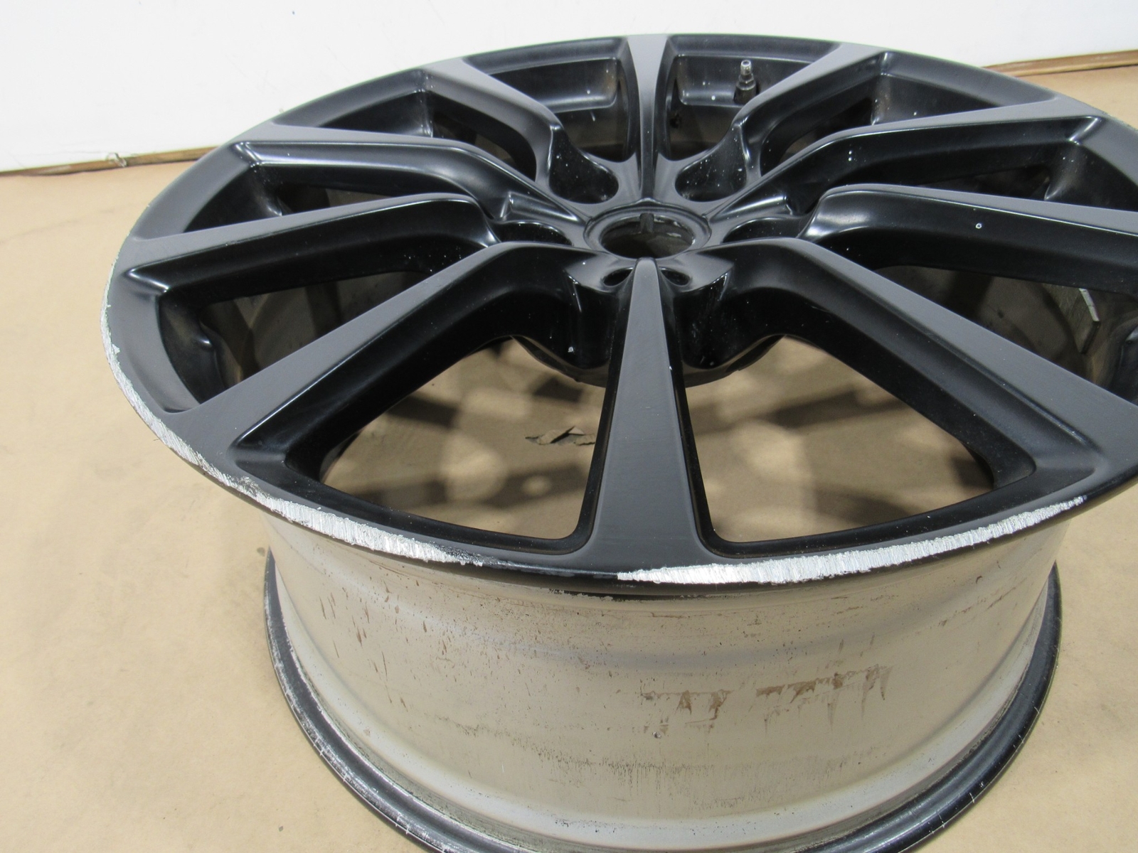 Aston Martin 2014 Front Wheel Rim R20 9J x 20 Size 20 Inch 14 ;$O