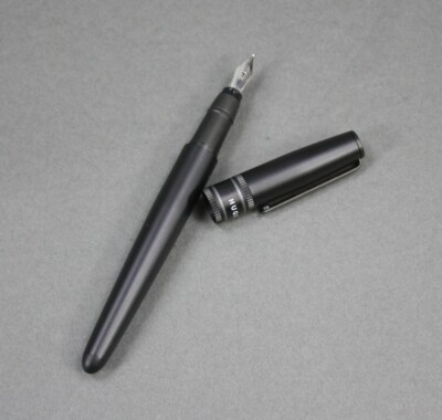 Hugo Boss Illusion Gear Black Füllfederhalter fountain pen HSV2122A (89) (352)