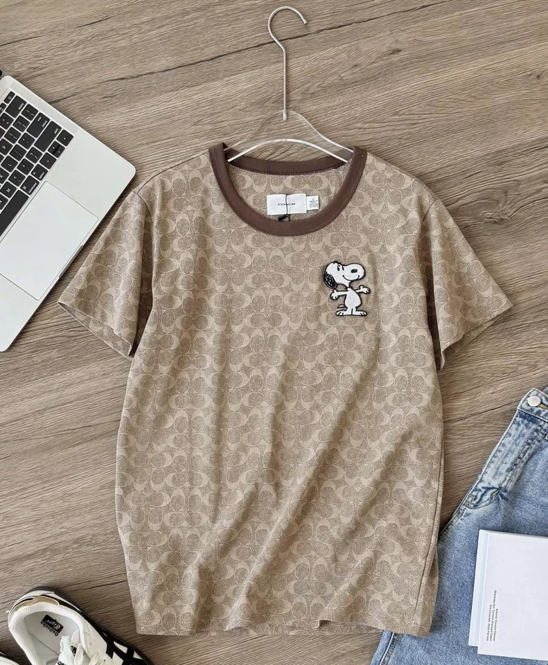 NUEVO CON ETIQUETAS COACH Mujer Unisex Marrón Estampado Completo Bordado Snoopy Camiseta ALGODÓN Foto 4 de 4