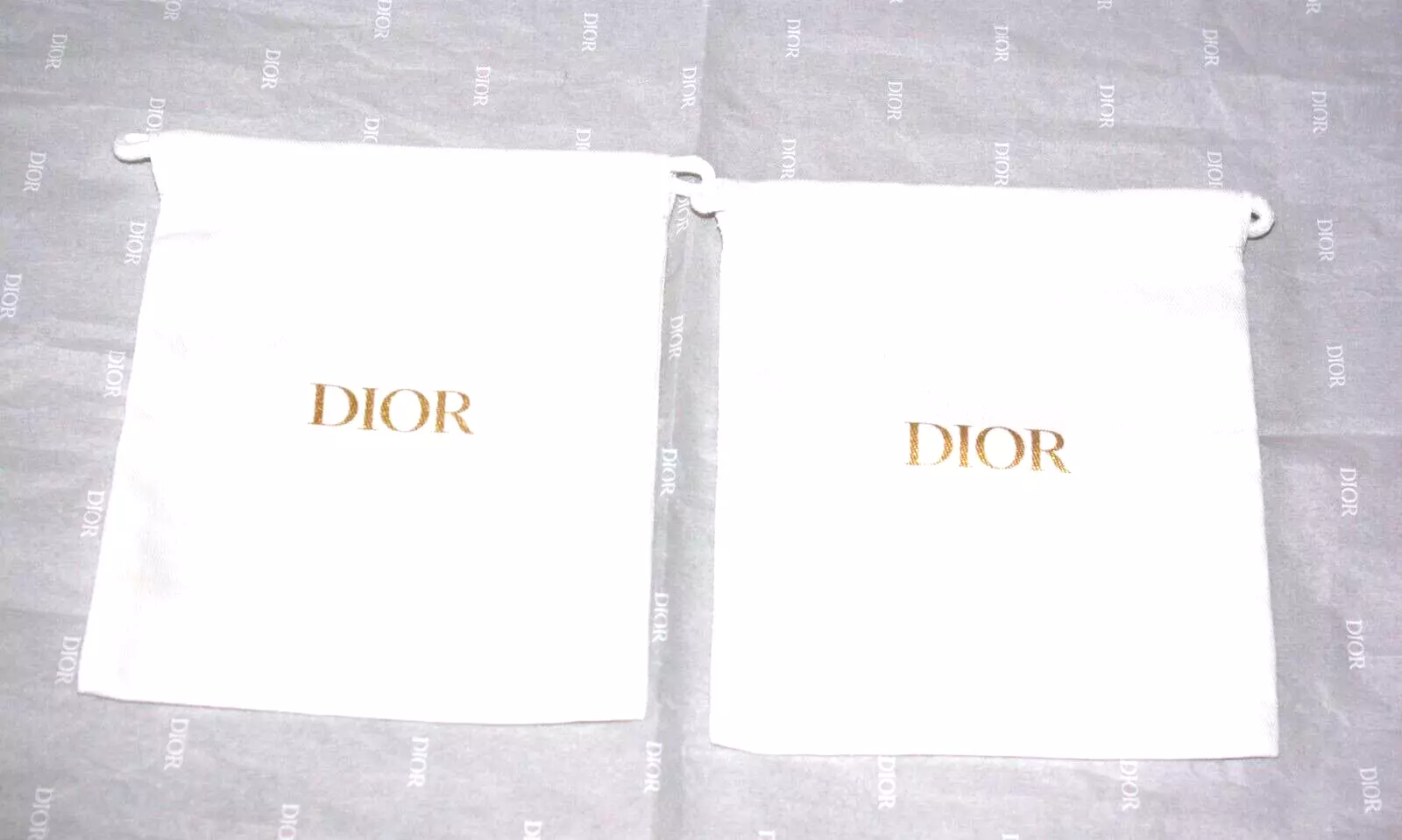 DIOR 2 POCHETTES TISSU BLANC LOGO OR POUR BIJOUX OU AUTRES ACCESSOIRES