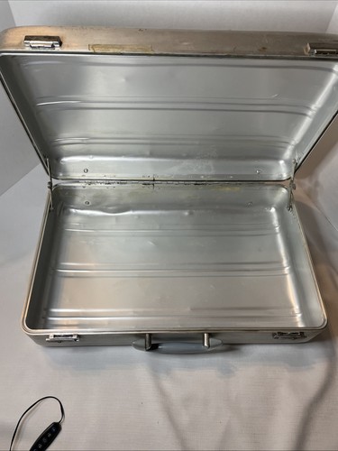 Vintage Aluminum Suitcase 21”x13”x6” Made In Japan - Picture 12 of 15