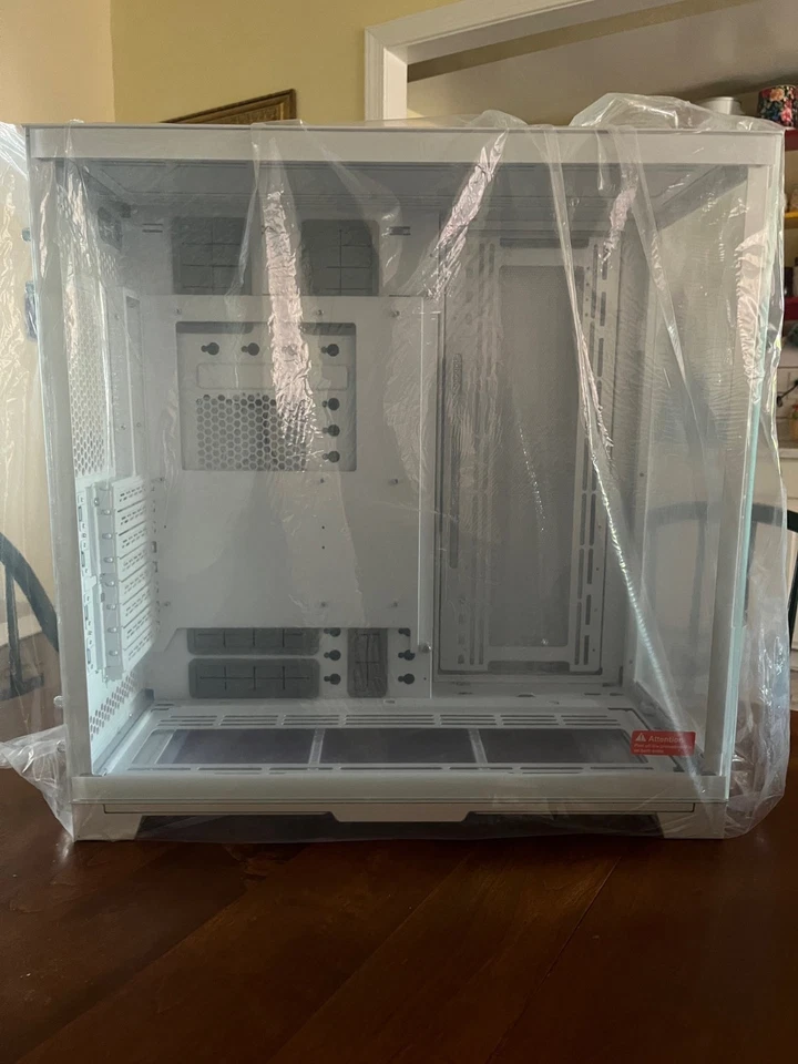 Lian Li Dynamic EVO XL - Up to 280mm E-ATX Motherboard - ARGB Lighting Strips - Image 4 of 4