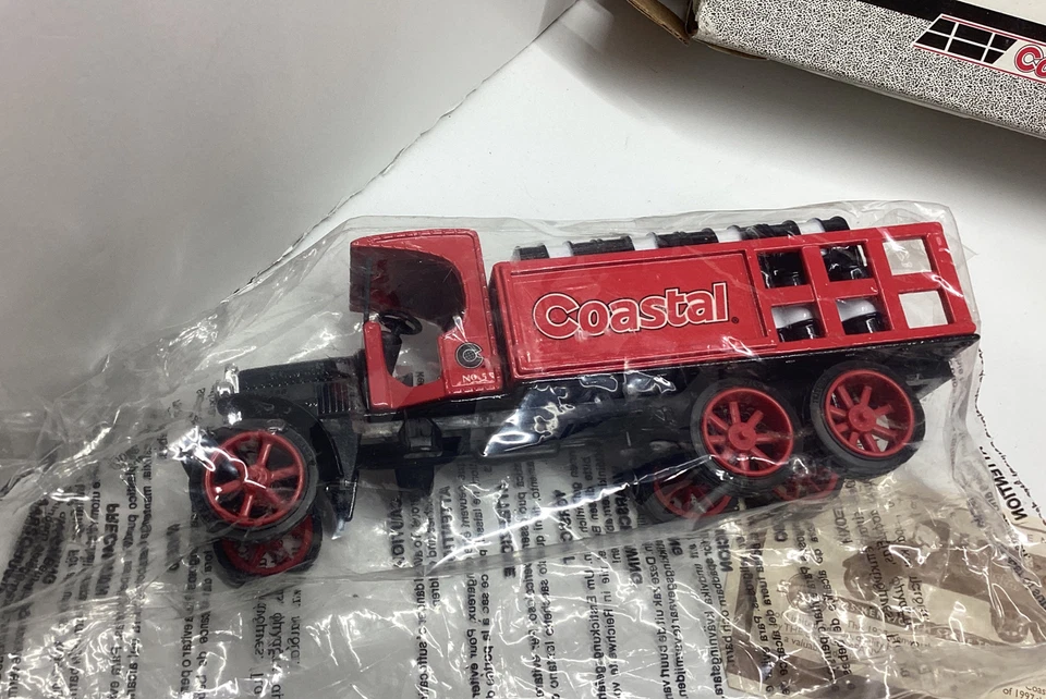 Camión de estacas Ertl Coastal 1925 Kenworth con barriles banco de monedas fundido a presión 9" L nuevo en caja Foto 3 de 4
