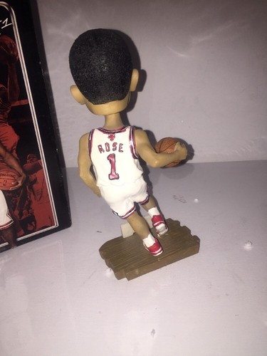 NUOVA scatola DERRICK ROSE Bobblehead Chicago Bulls SGA rara 2008 2009 ROY Rookie anno - Foto 3 di 7
