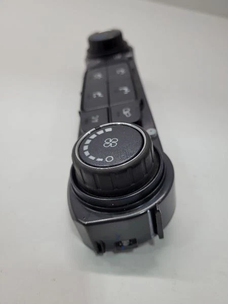 17-19 Chevrolet Silverado 1500 Control de temperatura Estilo clásico OEM Foto 4 de 4