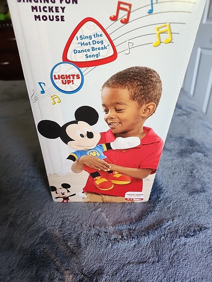 Boneca de pelúcia Disney Junior Mickey Singing Fun - Mickey Mouse falando - Imagem 4 de 4