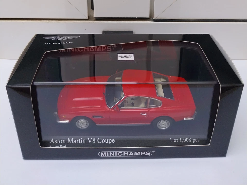 Aston Martin V8 2+2 1987 red Minichamps 400137721 MIB 1:43 db2 db4 db5 db6 dbs - Imagen 4 de 4
