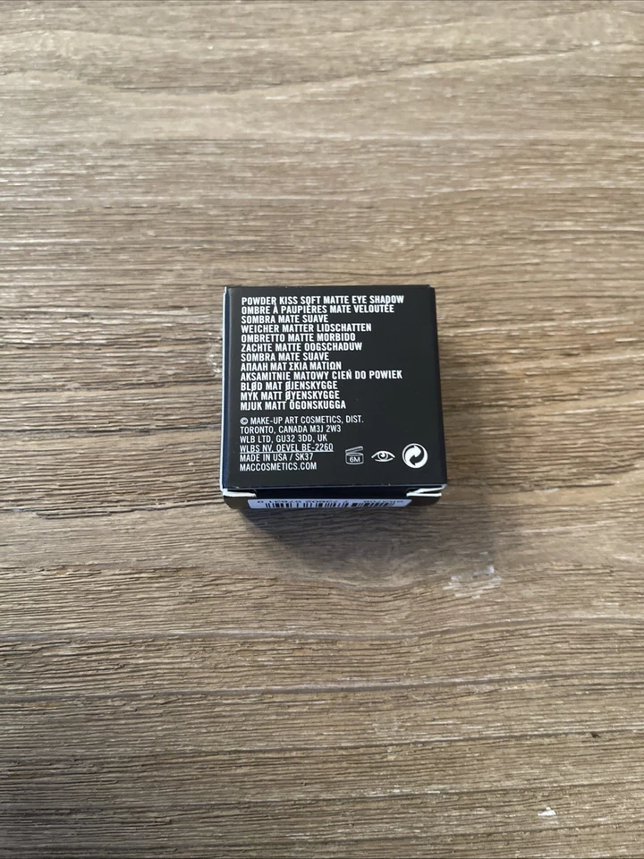 Sombra de ojos mate suave MAC Powder Kiss MADURA 0,05 oz nueva en caja Foto 2 de 4