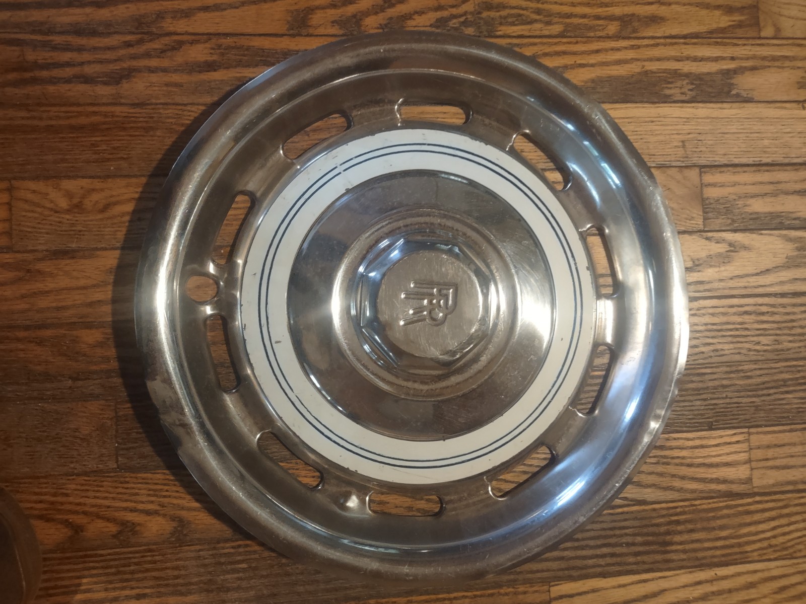Rolls-Royce Silver Shadow Rear Right Hubcap White