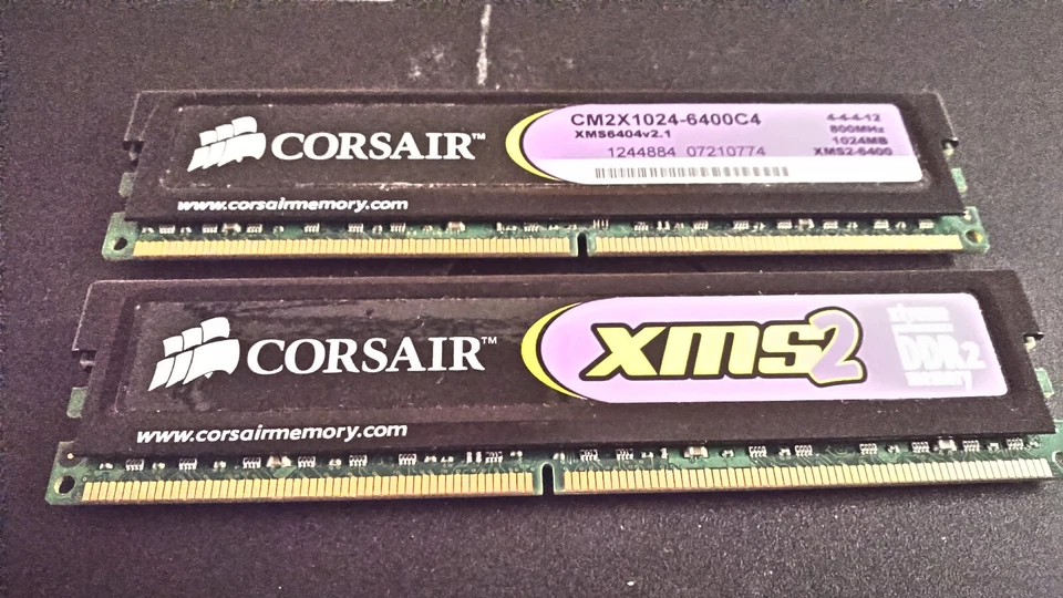 ONE 2GB (TWO 1GB) Set of {Corsair} CM2X1024-6400C4 PC2-6400 Desktop RAM - Image 3 of 3