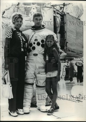 1973 Press Photo Apollo 17 commander Eugene Cernan & family at Cape Kennedy