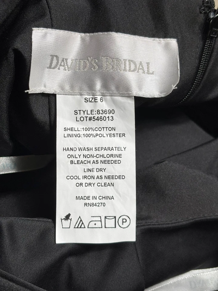 Vestido corto de novia David's de algodón talla 6 negro con cuello en Y y falda plisada Foto 3 de 4