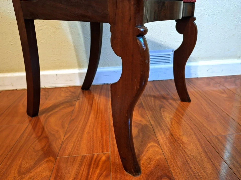 Silla auxiliar antigua tallada en caoba llama de la Guerra Civil Foto 4 de 4