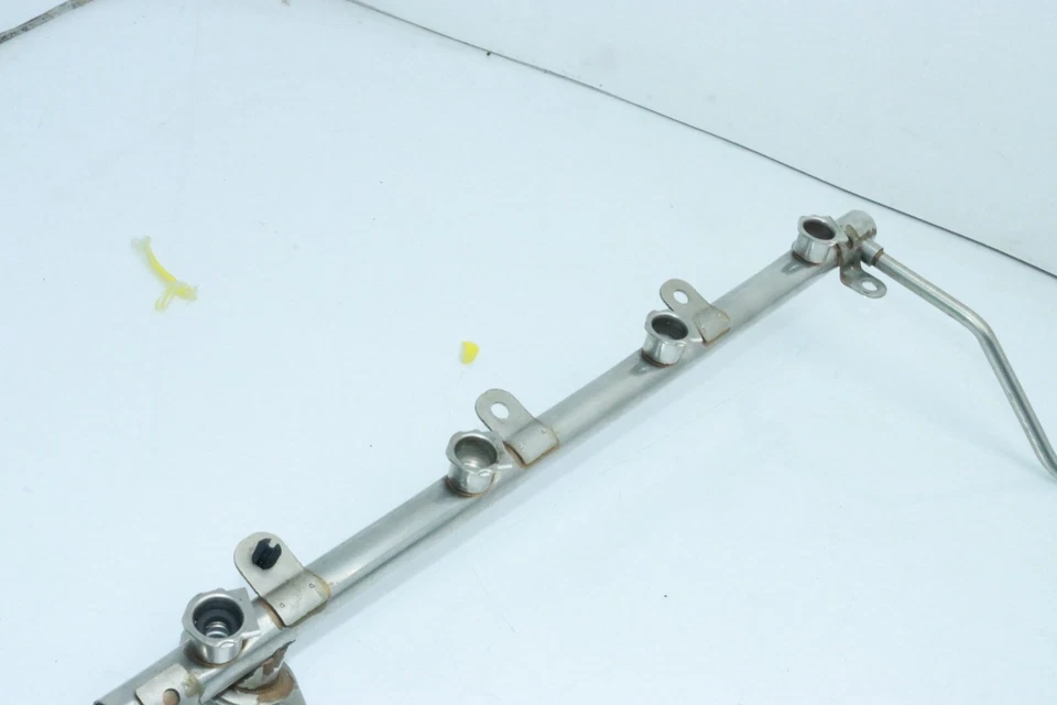 07-15 W204 W211 W212 W216 W221 W164 R230 MERCEDES E63 AMG M156 RIEL DE COMBUSTIBLE T1901 Foto 4 de 4