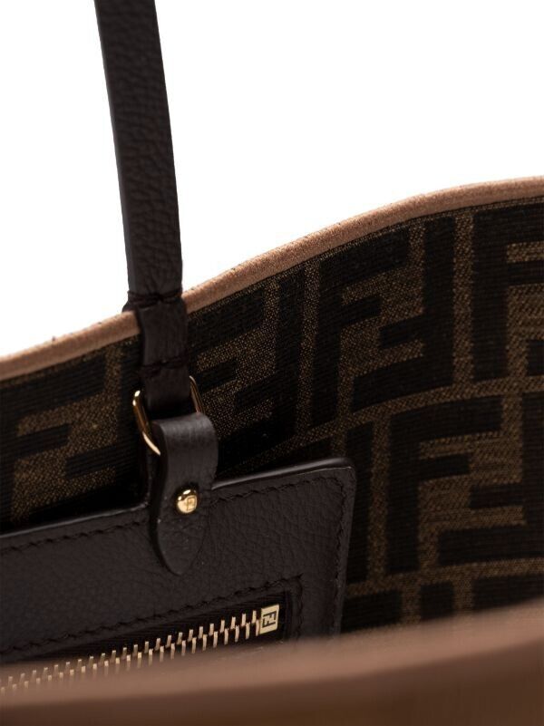 【送料&関税込】Fendi Large Reversible Ff Logo Shopping Bag Fendi Large Reversible Ff Logo Shopping Bag | italist