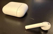Apple AirPods 2nd Gen Genuine In-Ear Bluetooth Wireless Charging Case Untested