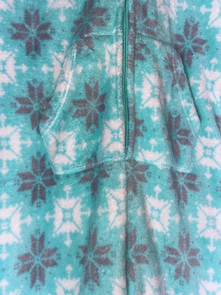 SO Aqua Gray White Snowflake Fleece One Piece Footless Pajamas Size Small - Image 2 of 4