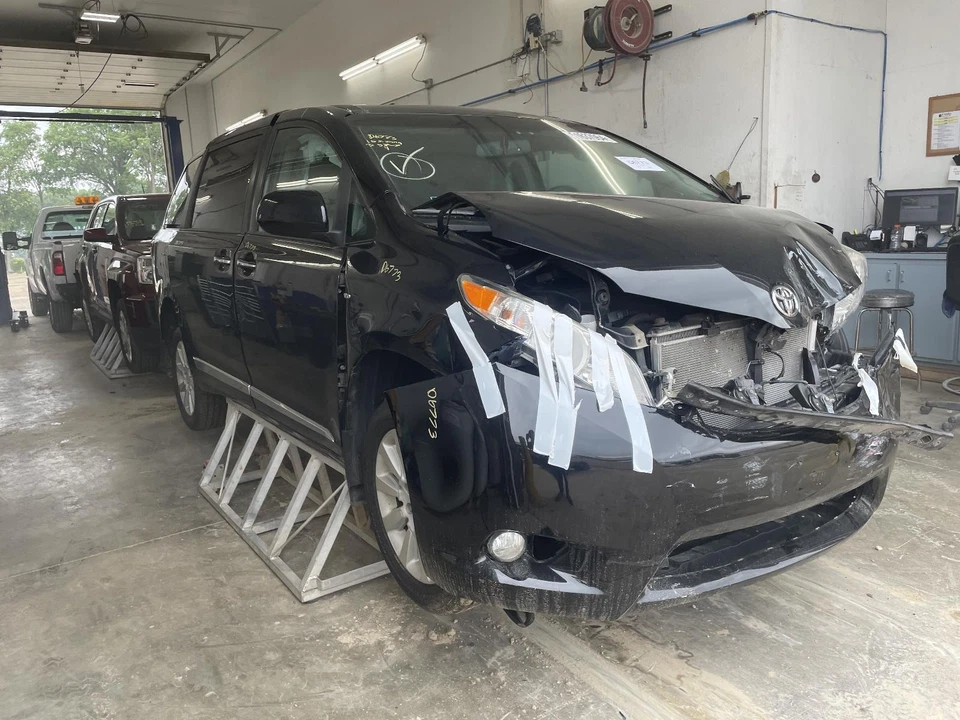 Conjunto de luz trasera derecha usado se adapta a: Toyota Sienna 2016 cuarto panel montado re Foto 4 de 4