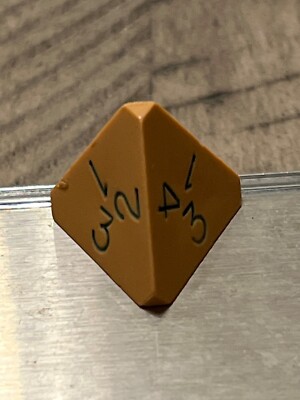 Vintage Gamescience d4 tan w/ blue rpg ad&d dice 120723@