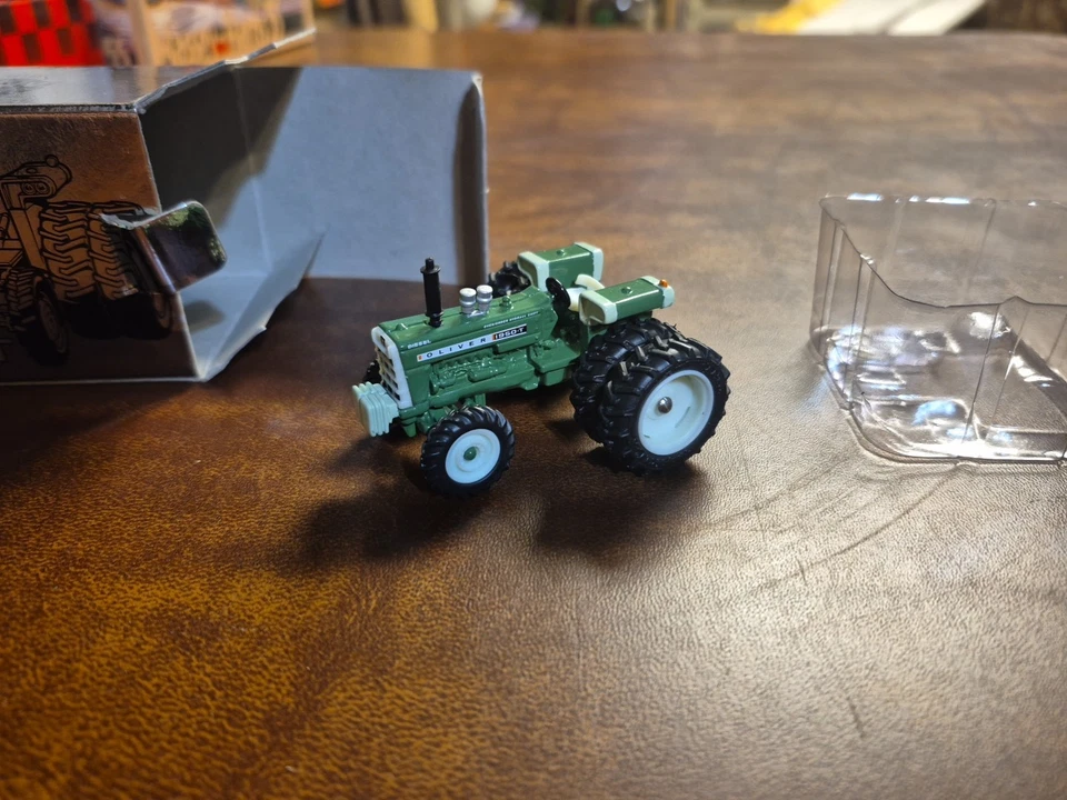 ERTL - Tractor Oliver 1950-T - Salón Nacional de Juguetes de Granja 2002 - Fundido a presión 1/64, nuevo Foto 4 de 4