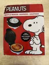 Peanuts Snoopy Waffle Maker Standard Size Uncanny Brands (Box Damage) RARE! New