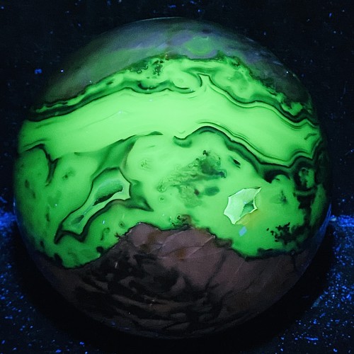 Esfera de cristal de ágata volcánica natural rara curación 6300G (cristal reactivo UV) - Imagen 2 de 18