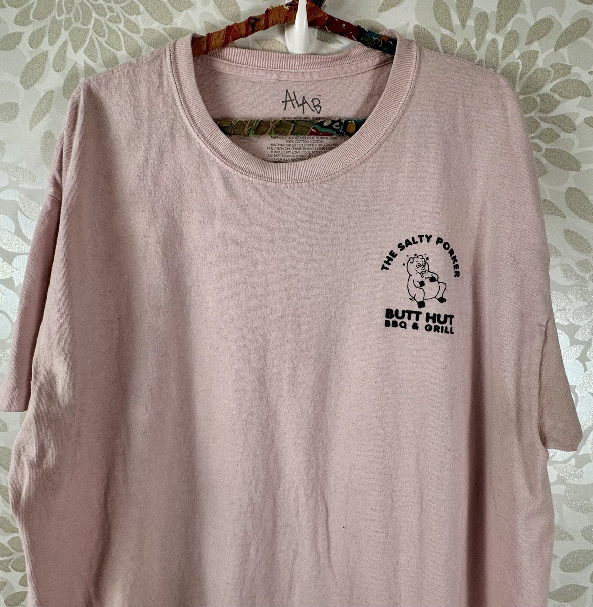 Men’s L The Salty Porker Butt Hut BBQ Grill Pink Pig Short Sleeve Tee T Shirt View 6
