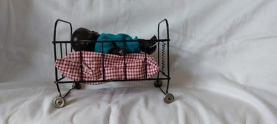 Antike Cellba Puppe  dunkle Hautfarbe 15 cm, mit Bett