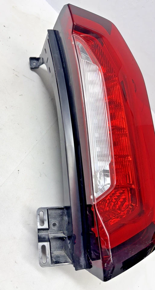 GMC YUKON XL 2021-2024 CUARTO TRASERO DERECHO MONTADO PANEL LUZ TRASERA OEM 84816393 Foto 2 de 4